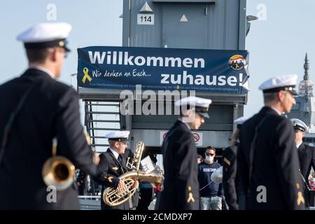 Wilhelmshaven, Allemagne. 17 septembre 2020. Un panneau indiquant « Welcome home » est suspendu dans le port naval. Le plus grand navire de la Marine allemande, l'Einsatzgruppenversorger 'Berlin', est revenu d'une mission de six mois en Méditerranée. À titre de protection contre Corona, les quelque 180 soldats sont restés à bord en permanence. Avec 169 jours, c'était le plus long voyage de la Marine allemande sans départ à terre jusqu'à présent, selon les informations. Credit: Sina Schuldt/dpa/Alay Live News Banque D'Images