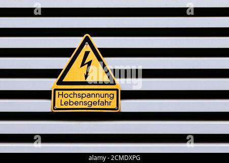 Cologne, Allemagne. 15 septembre 2020. Un avertissement « danger de mort lié à la haute tension » apparaît sur un boîtier d'alimentation. (Image de symbole, photo de thème) Cologne, 15.09.2020 | usage dans le monde crédit: dpa/Alay Live News Banque D'Images