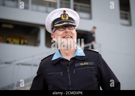 Wilhelmshaven, Allemagne. 17 septembre 2020. Le capitaine frégate Stefan Klatt se trouve devant le navire d'approvisionnement 'Berlin'. Le plus grand navire de la Marine allemande, l'Einsatzgruppenversorger 'Berlin', est revenu d'un déploiement de six mois en Méditerranée. À titre de protection contre Corona, les quelque 180 soldats sont restés à bord en permanence. Avec 169 jours, c'était le plus long voyage de la Marine allemande sans départ à terre jusqu'à présent, selon les informations. Credit: Sina Schuldt/dpa/Alay Live News Banque D'Images