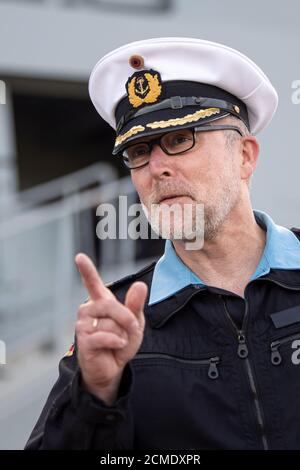 Wilhelmshaven, Allemagne. 17 septembre 2020. Le capitaine frégate Stefan Klatt se trouve devant le navire d'approvisionnement 'Berlin'. Le plus grand navire de la Marine allemande, l'Einsatzgruppenversorger 'Berlin', est revenu d'un déploiement de six mois en Méditerranée. À titre de protection contre Corona, les quelque 180 soldats sont restés à bord en permanence. Avec 169 jours, c'était le plus long voyage de la Marine allemande sans départ à terre jusqu'à présent, selon les informations. Credit: Sina Schuldt/dpa/Alay Live News Banque D'Images