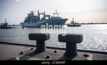 Wilhelmshaven, Allemagne. 17 septembre 2020. Le fournisseur de la force opérationnelle « Berlin » arrive au port naval. Le plus grand navire de la Marine allemande, l'Einsatzgruppenversorger 'Berlin', est revenu d'une mission de six mois en Méditerranée. À titre de protection contre Corona, les quelque 180 soldats sont restés à bord en permanence. Avec 169 jours, c'était le plus long voyage de la Marine allemande sans départ à terre jusqu'à présent, selon les informations. Credit: Sina Schuldt/dpa/Alay Live News Banque D'Images