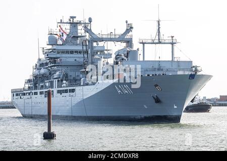 Wilhelmshaven, Allemagne. 17 septembre 2020. Le fournisseur de la force opérationnelle « Berlin » arrive au port naval. Le plus grand navire de la Marine allemande, l'Einsatzgruppenversorger 'Berlin', est revenu d'une mission de six mois en Méditerranée. À titre de protection contre Corona, les quelque 180 soldats sont restés à bord en permanence. Avec 169 jours, c'était le plus long voyage de la Marine allemande sans départ à terre jusqu'à présent, selon les informations. Credit: Sina Schuldt/dpa/Alay Live News Banque D'Images