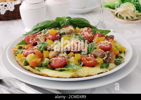 Omelette avec légumes et tranches de bacon Banque D'Images