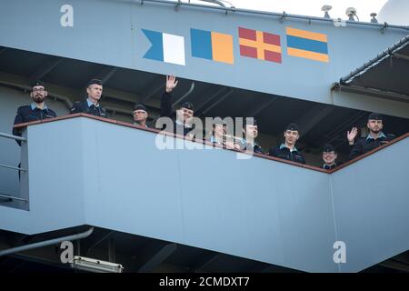 Wilhelmshaven, Allemagne. 17 septembre 2020. Les membres d'équipage de l'Einsatzgruppenversorger 'Berlin' se tiennent sur la rambarde du navire et se brandrent à l'entrée du port. Le plus grand navire de la Marine allemande, l'Einsatzgruppenversorger 'Berlin', est revenu d'un déploiement de six mois en Méditerranée. À titre de protection contre Corona, les quelque 180 soldats sont restés à bord en permanence. Avec 169 jours, c'était le plus long voyage de la Marine allemande sans départ à terre jusqu'à présent, selon les informations. Credit: Sina Schuldt/dpa/Alay Live News Banque D'Images