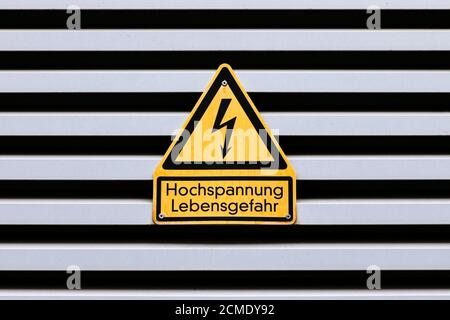 Cologne, Allemagne. 15 septembre 2020. Un avertissement « danger de mort lié à la haute tension » apparaît sur un boîtier d'alimentation. (Image de symbole, photo de thème) Cologne, 15.09.2020 | usage dans le monde crédit: dpa/Alay Live News Banque D'Images