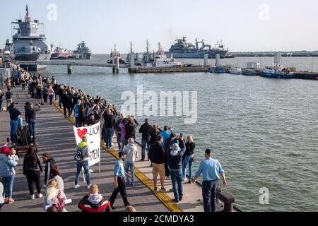 Wilhelmshaven, Allemagne. 17 septembre 2020. Le fournisseur de la force opérationnelle « Berlin » arrive au port naval, des parents attendent au quai. Le plus grand navire de la Marine allemande, l'Einsatzgruppenversorger 'Berlin', est revenu d'un déploiement de six mois en Méditerranée. À titre de protection contre Corona, les quelque 180 soldats sont restés à bord en permanence. Avec 169 jours, c'était le plus long voyage de la Marine allemande sans départ à terre jusqu'à présent, selon les informations. Credit: Sina Schuldt/dpa/Alay Live News Banque D'Images