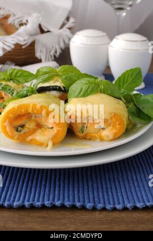 Rouleaux de courgettes farcis au fromage Banque D'Images