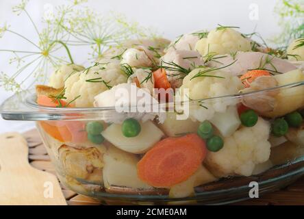 Légumes rôtis avec poulet et aneth Banque D'Images