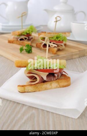 Sandwich au jambon fumé avec tomates pour le petit déjeuner Banque D'Images