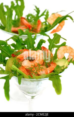 Crevettes avec avocat et arugula Banque D'Images