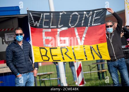 Wilhelmshaven, Allemagne. 17 septembre 2020. Des parents attendent l'équipage du fournisseur de la force opérationnelle 'Berlin' et tiennent une bannière avec l'inscription 'Welcome EGV Berlin'. Le plus grand navire de la Marine allemande, l'Einsatzgruppenversorger 'Berlin', est revenu d'une mission de six mois en Méditerranée. À titre de protection contre Corona, les quelque 180 soldats sont restés à bord en permanence. Avec 169 jours, c'était le plus long voyage de la Marine allemande sans départ à terre jusqu'à présent, selon les informations. Credit: Sina Schuldt/dpa/Alay Live News Banque D'Images