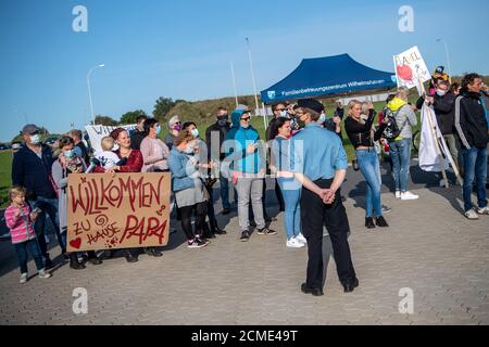 Wilhelmshaven, Allemagne. 17 septembre 2020. Des parents attendent l'équipage de l'Einsatzgruppenversorger 'Berlin'. Le plus grand navire de la Marine allemande, l'Einsatzgruppenversorger 'Berlin', est revenu d'une mission de six mois en Méditerranée. À titre de protection contre Corona, les quelque 180 soldats sont restés à bord en permanence. Avec 169 jours, c'était le plus long voyage de la Marine allemande sans départ à terre jusqu'à présent, selon les informations. Credit: Sina Schuldt/dpa/Alay Live News Banque D'Images