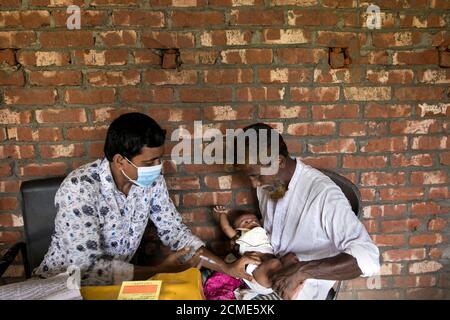 FENI, BANGLADESH - SEPTEMBRE 17 : un assistant sanitaire applique un vaccin à un enfant dans une zone rurale du Bangladesh le 17 septembre 2020. Le Pro étendu Banque D'Images