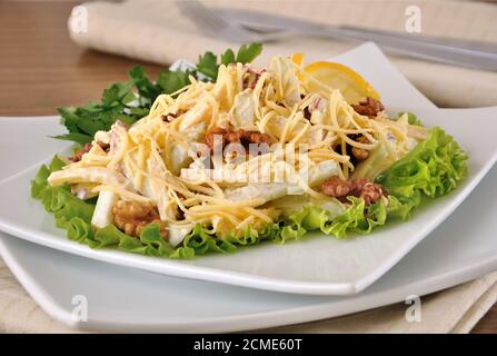 Salade avec fromage et pomme, noix et yaourt Banque D'Images