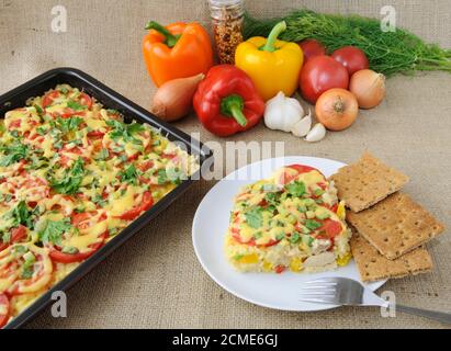 Avec casserole de riz légumes filet de poulet à la tomate et fromage Banque D'Images