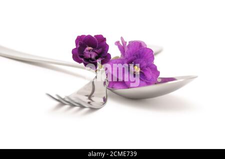 Cuillère et fourchette avec violettes Banque D'Images