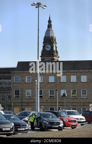 Bolton, Lancashire, 17 septembre 2020. Une matinée bien remplie avec l'ouverture de la principale installation de test COVID-19 dans le centre-ville de Bolton. Les visiteurs anxieux font la queue pour la procédure de test à l'ancienne gare routière de Moor Lane. La ville a le taux le plus élevé de cas de coronavirus dans le pays et est actuellement soumise à de nouvelles mesures de confinement plus strictes. Crédit: Paul Heyes/ Alamy Live News Banque D'Images