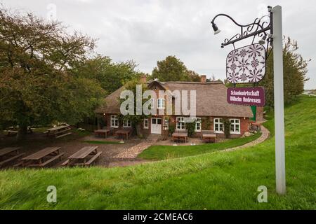 Tönning, Allemagne – 5 octobre 2018 : beau vieux restaurant « Schankwirtschaft Wilhelm Andresen » avec toit de chaume typique dans le nord de l'Allemagne contre Banque D'Images