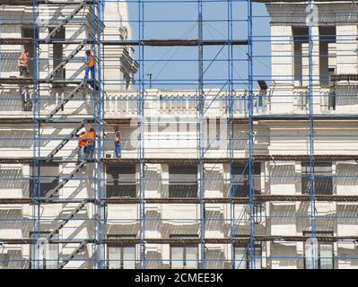 Rénovation de la façade de bâtiments de grande hauteur. Banque D'Images