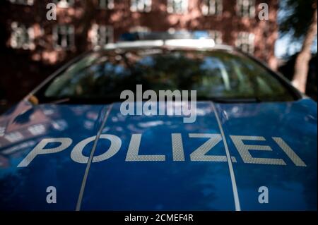 Oberhausen, Allemagne. 17 septembre 2020. ILLUSTRATION - le lettrage « police » est visible sur une voiture de police. La police de la Rhénanie-du-Nord-Westphalie soupçonne que 29 officiers ont été impliqués dans au moins cinq groupes de chat extrémistes de droite.le suspect de 69 ans a été arrêté mercredi dernier, mais a été libéré par la suite pour raisons d'absence de motifs. Credit: Fabian Strauch/dpa/Alay Live News Banque D'Images