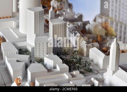 Jena, Allemagne. 17 septembre 2020. Le modèle de la conception architecturale de trois nouveaux bâtiments de haute hauteur sur la Eichplatz dans le centre de Jena se trouve dans l'hôtel de ville. Les dessins de l'Eichplatz ont été collectés depuis près de 30 ans et il ya maintenant une décision. Credit: Martin Schutt/dpa-Zentralbild/dpa/Alay Live News Banque D'Images