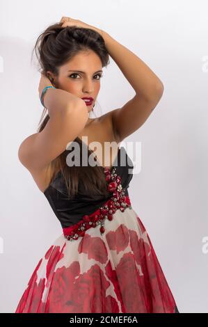 belle fille aux cheveux foncés ou aux yeux pose pour le portrait en studio photo. Photo de haute qualité Banque D'Images