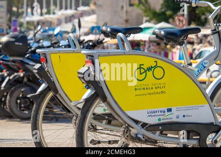 Split Croatie septembre 2020 vélos électriques et manuels de service public jaunes garés le long de la ville de Split. Inscription sur le vélo 'public bike sy Banque D'Images