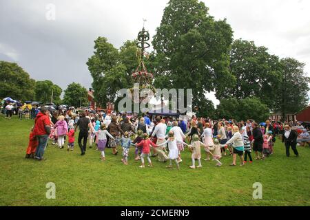 DANSEZ AU MILIEU DE L'ÉTÉ autour du maypole en bruine Banque D'Images