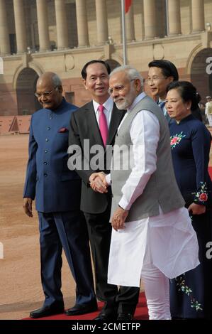 Le Premier ministre Narendra Modi salue le Président du Vietnam Tran Dai Quang et son épouse en tant que président indien Ramnath Kovind regarde en cours de cérémonie Banque D'Images