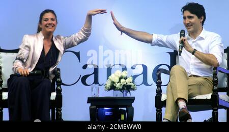 Le premier ministre canadien Justin Trudeau avec l'épouse Sophie Gregoire Trudeau gestes tout en parlant au conclave des jeunes Changemakers des Nations Unies, in