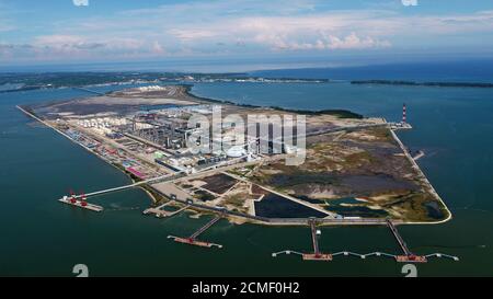 Bandar Seri Begawan. 17 septembre 2020. Fichier photo aérienne prise en 2019 montre Hengyi Industries SDN projet de raffinerie de pétrole et de pétrochimie de Bhd à Pulau Muara Besar (PMB) sur une île de la baie de Brunei. POUR ALLER AVEC 'Spotlight: Brunei-Chine joint venture investir 13.654 bln USD sur l'expansion pétrochimique' crédit: Xinhua/Alay Live News Banque D'Images