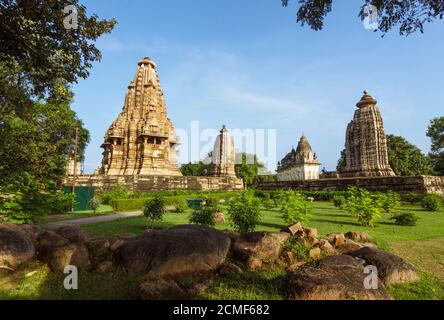 Khajuraho, Madhya Pradesh, Inde : Temple Vishvanatha (à gauche) et Temple Parvati (à droite) faisant partie du groupe occidental du site du patrimoine mondial de l'UNESCO KH Banque D'Images