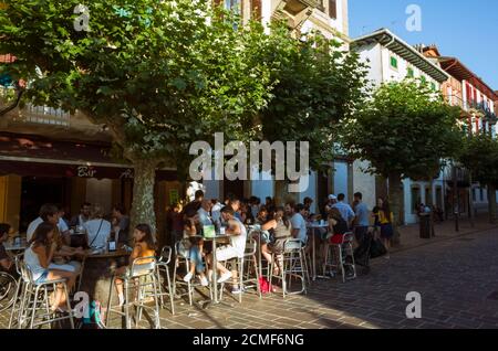 Hondarribia, Gipuzkoa, pays Basque, Espagne - 18 juillet 2019 : les gens s'assoient dans un café-terrasse dans le quartier traditionnel de la Marina ou dans le quartier des pêcheurs Banque D'Images