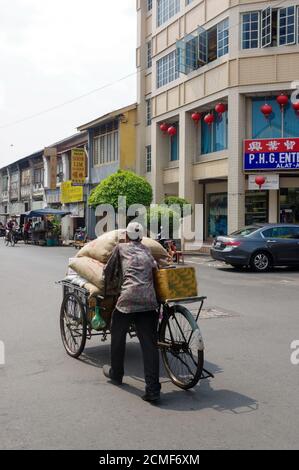 PENANG, MALAISIE - 18 AVRIL 2016 : tricycle rétro ou pousse-pousse de Malaisie. Banque D'Images