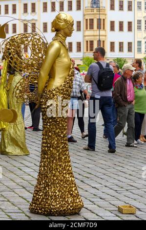 artiste - artistes peints en or sur une rue de ville, statues vivantes Banque D'Images