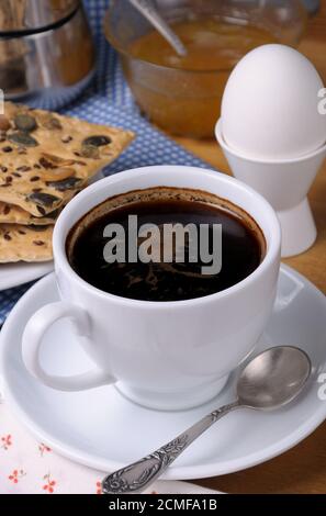 Tasse de café avec un oeuf dur et du pain grillé pour le petit déjeuner Banque D'Images