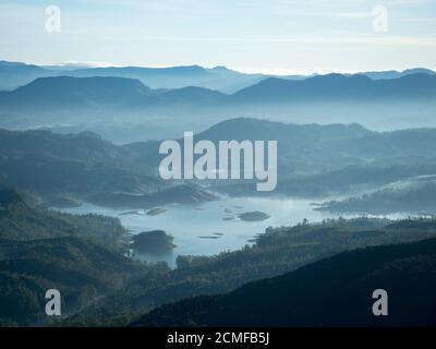 Une vue ensoleillée le matin sur le haut-pays sri lankais depuis le sommet de adams peak sri pada Banque D'Images