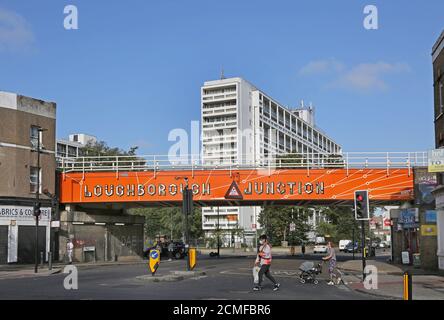 Pont ferroviaire à Loughborough Junction, sud de Londres, Royaume-Uni. Situé entre Brixton et Camberwell, ce quartier autrefois pauvre est désormais « à venir » Banque D'Images