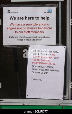 Le coronavirus COVID-19 traverse le centre d'essai de Short Street, Southend on Sea, Essex, Royaume-Uni. Signez, notez, en indiquant uniquement les rendez-vous pré-réservés Banque D'Images