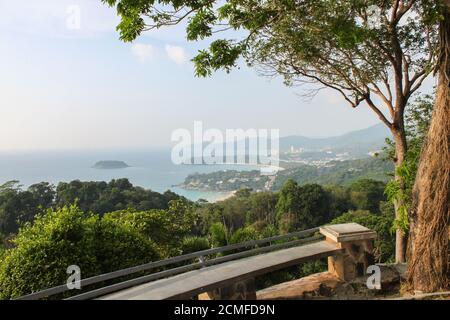 Phuket au crépuscule, Patong et Karon Beach, prises de Kata Viewpoint, en Thaïlande. Banque D'Images