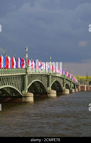SAINT-PÉTERSBOURG, RUSSIE - MAI 10, 2014: Bascule Trinity Troitsky Bridge de l'autre côté de la Neva avec t Banque D'Images