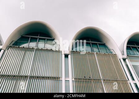 Lübeck, Allemagne - 3 août 2019 : l'architecture moderne immeuble commercial dans le centre historique de Lübeck. Banque D'Images