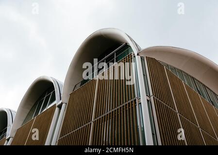 Lübeck, Allemagne - 3 août 2019 : l'architecture moderne immeuble commercial dans le centre historique de Lübeck. Banque D'Images