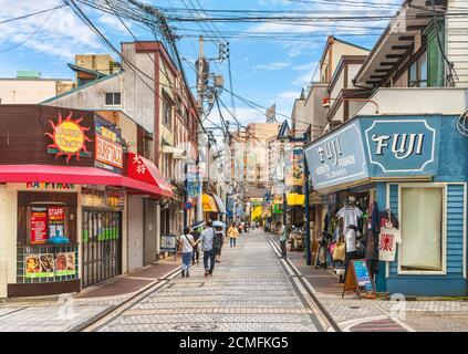 yokosuka, japon - juillet 19 2020: Quartier de divertissement de la rue Dobuita appelée rue commerçante Dobuita-dori ou Honmachi Shotenkai célèbre parmi les yo Banque D'Images