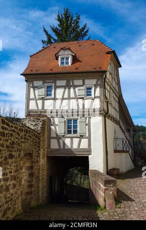 Maison de style tudor résidentiel avec ciel bleu en arrière-plan Banque D'Images