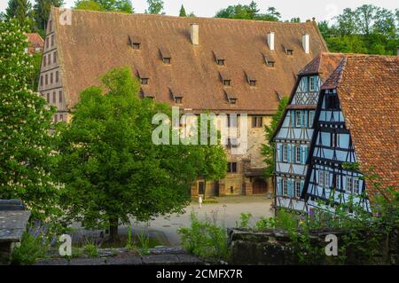 MAULBRONN, ALLEMAGNE - Mai 17, 2015: Les maisons de style Tudor de la rangée au monastère fait partie de l'UNESCO Wor Banque D'Images