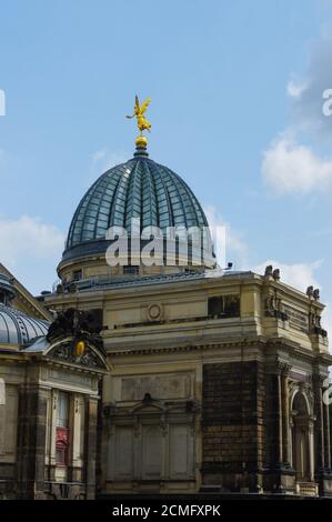 DRESDE, ALLEMAGNE - 13 JUILLET 2015 : l'Académie des Beaux-Arts - coupole de verre avec ange d'or Banque D'Images