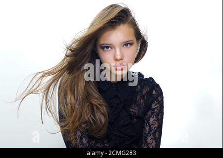 Portrait d'une jolie fille avec des cheveux volants. La photographie de mode dans un ton doux. Banque D'Images