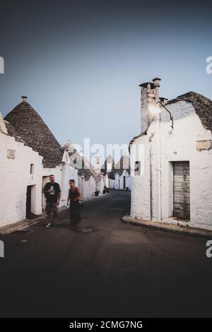 ITALIE, PUGLIA, ALBEROBELLO : vues sur les Trulli typiques d'Alberobello au coucher du soleil Banque D'Images