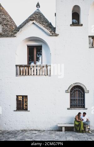 ITALIE, PUGLIA, ALBEROBELLO : vues sur les Trulli typiques d'Alberobello au coucher du soleil Banque D'Images